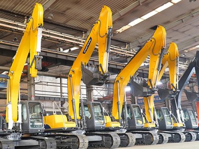 Гусеничный экскаватор