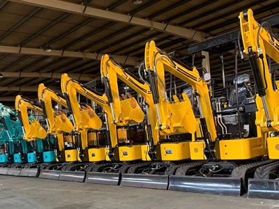 Экскаватор с бортовым поворотом